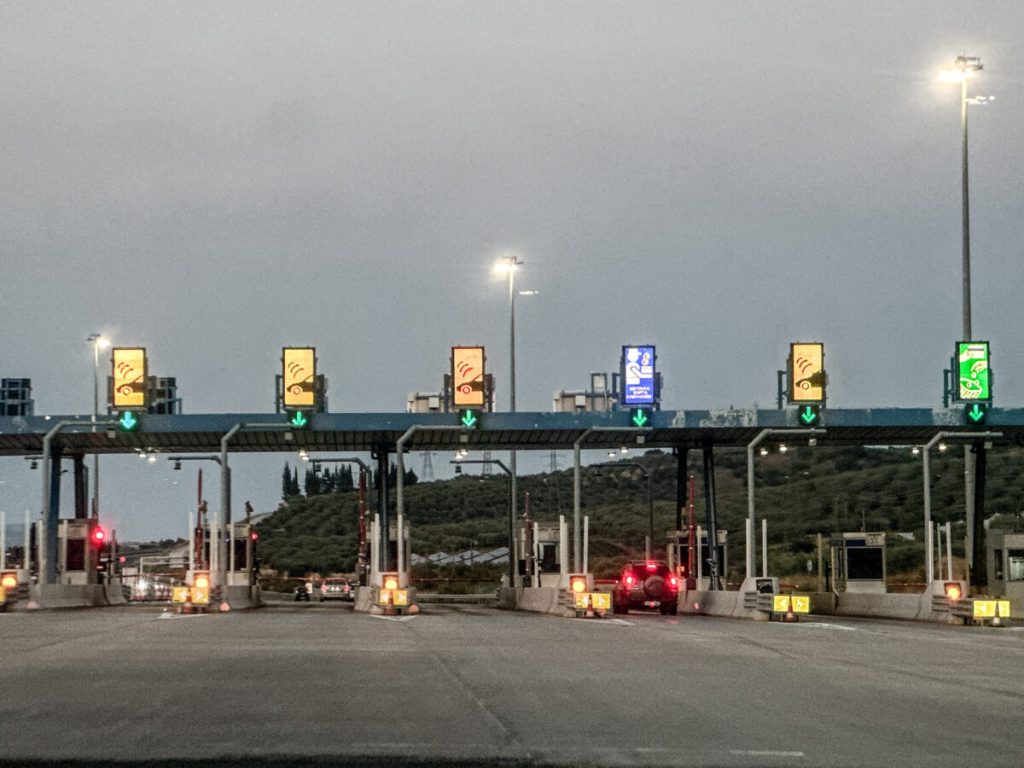 Διόδια: Αυτοί είναι οι οδηγοί που μπορούν να περνούν δωρεάν – Όλες οι κατηγορίες δικαιούχων