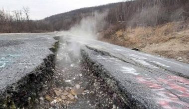 Η πόλη που καίει κάτω από τη γη εδώ και δεκαετίες – Γιατί δεν κατάφεραν ποτέ να σβήσουν τη φωτιά