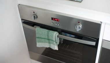 Το γνωρίζατε; – Να γιατί δεν πρέπει να κρεμάτε την πετσέτα της κουζίνας στην πόρτα του φούρνου