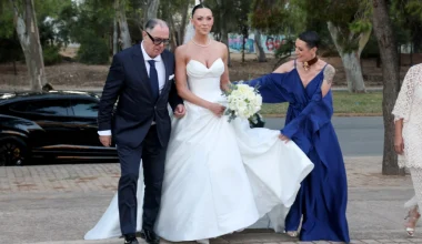 Με τα ιερά δεσμά του γάμου ενώθηκαν Δ.Παντέλη και Τ.Μεραμβελιωτάκης στη Βουλιαγμένη: Δείτε φωτογραφίες