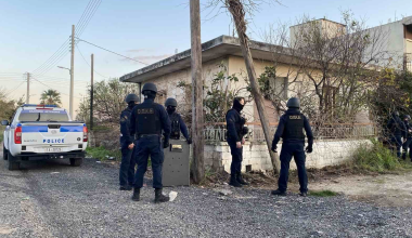Τρεις Ρομά επιτέθηκαν σε ανηλίκους στους Αγίους Θεοδώρους για να τους κλέψουν: Συνελήφθησαν οι δύο