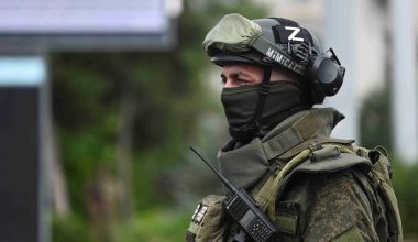 Ρώσος στρατιώτης «λύγισε» όταν έδειξε τα προσωπικά αντικείμενα Ουκρανού πεζοναύτη που σκοτώθηκε – Δείτε βίντεο