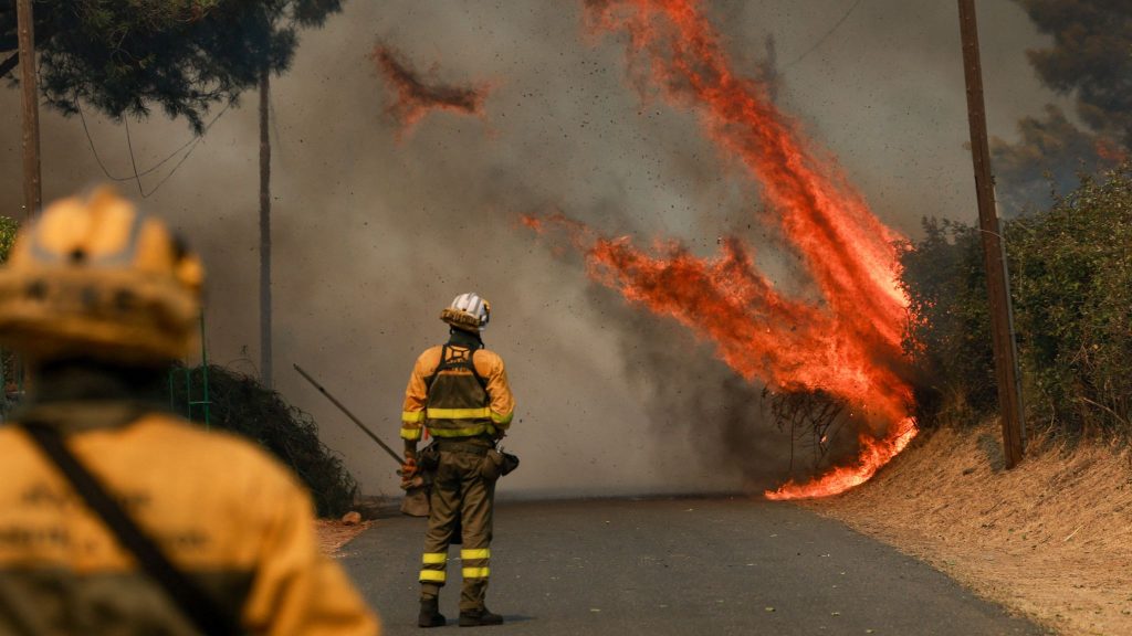 Σκηνές ταινίας τρόμου σε Ισπανία και Γαλλία: Πυροσβέστες τα παρατάνε μπροστά στην ανεξέλεγκτη πυρκαγιά