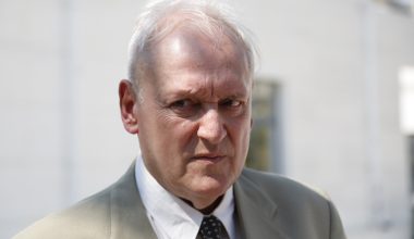 Συγγενείς και φίλοι αποχαιρέτησαν τον Σταύρο Γεωργίου στο Γ’ Κοιμητήριο Νικαίας – Τι ζήτησε ο Γιώργος Τσούκαλης