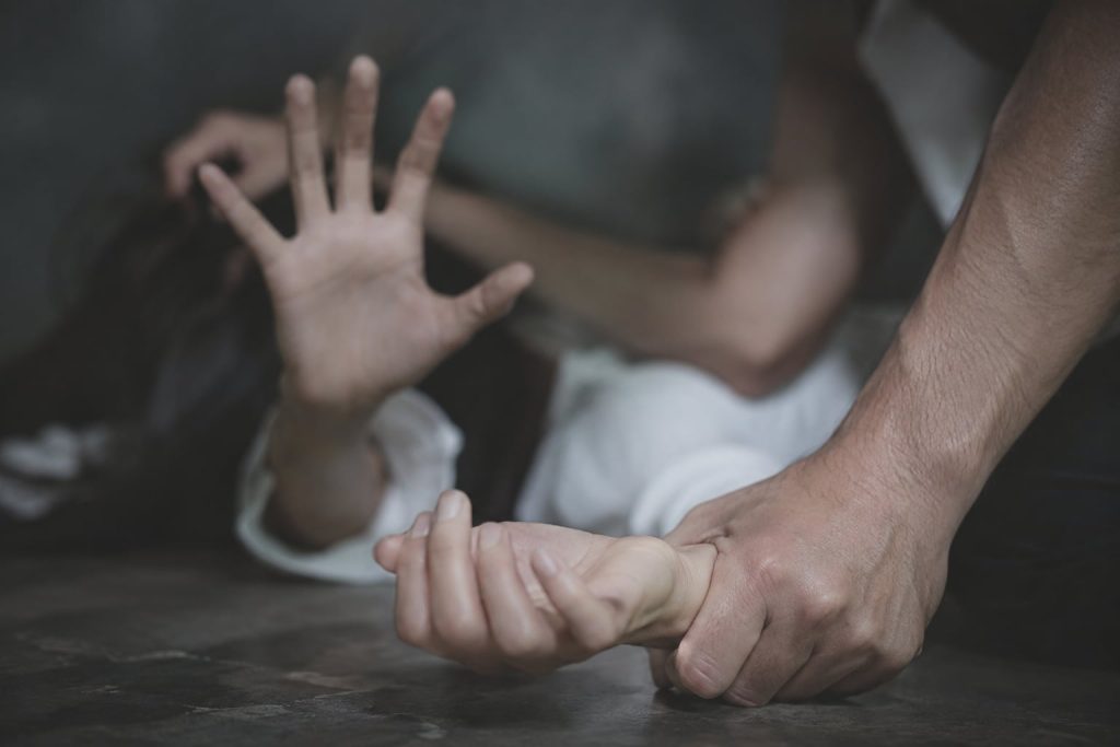 Τρόμος για ανήλικες στη Φθιώτιδα: Έπεσαν στη θάλασσα για να γλιτώσουν από Ινδό που τις παρενοχλούσε!