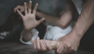 Τρόμος για ανήλικες στη Φθιώτιδα: Έπεσαν στη θάλασσα για να γλιτώσουν από Ινδό που τις παρενοχλούσε!