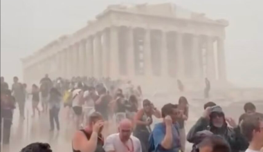 Απίστευτο μπουρίνι έκανε μούσκεμα τους τουρίστες στην Ακρόπολη που έτρεχαν πανικόβλητοι – Δείτε βίντεο