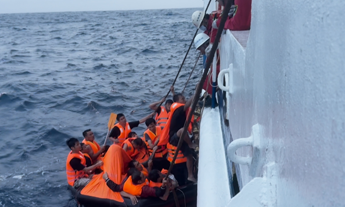 Βυθίστηκε βιετναμέζικο πλοίο στη Θάλασσα της Νότιας Κίνας – 23 αγνοούμενοι (βίντεο)