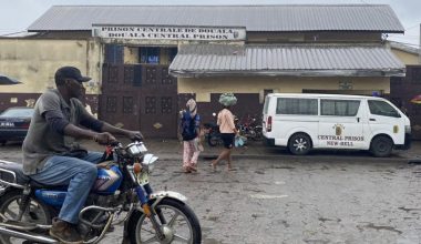 Η φυλακή του Καμερούν που έγινε «πόλη μέσα στην πόλη» – Η ιστορία της δισκογραφικής πίσω από τα κάγκελα (βίντεο)