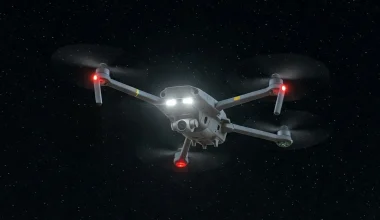 Κίνα: Drone με τηλεβόα «κυνηγά» κολυμβητή που βγήκε στη θάλασσα μετά τη δύση του ήλιου!