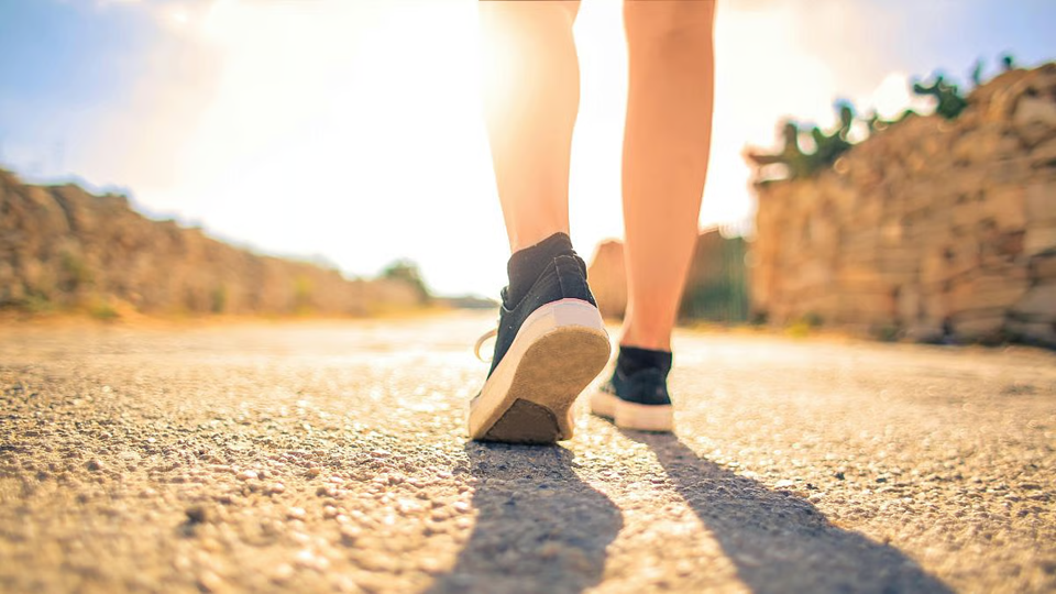 Tai Chi walking: Η απλή τεχνική στο περπάτημα που βελτιώνει ισορροπία και ευεξία