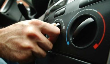 Γιατί μυρίζει άσχημα το αυτοκίνητο όταν ανοίγετε το A/C – Τι κρύβεται στους αεραγωγούς