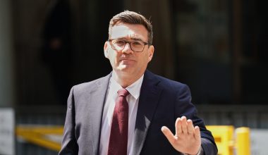 Σαφής ο Άντι Μπέρναμ: «Πρώτα η Βρετανία και μετά οι άλλοι – Τα συμφέροντά μας πάνω από όλους» (βίντεο)