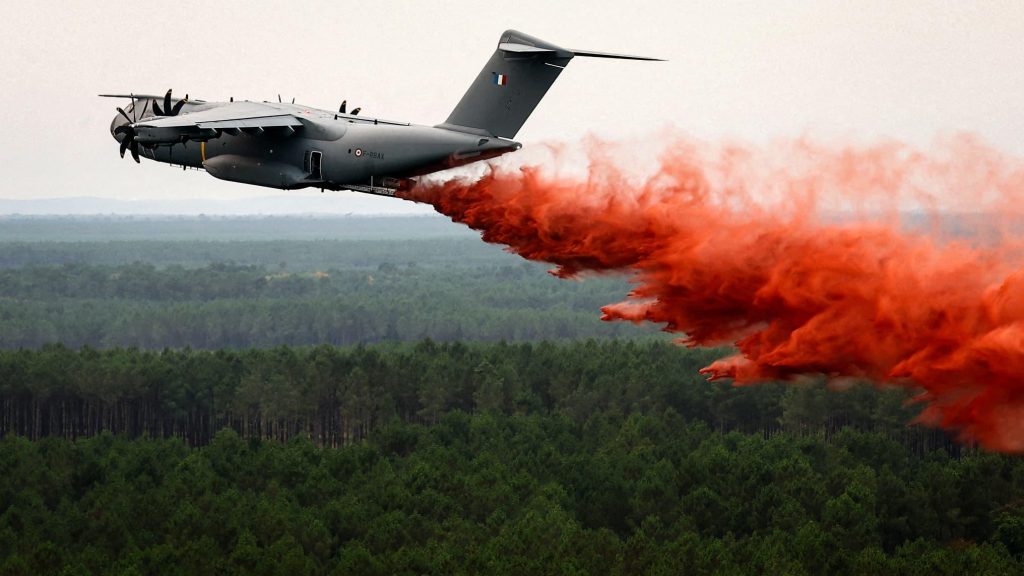 Γαλλία: Το A400M της Airbus ρίχτηκε στη μάχη των πυρκαγιών – Η πρώτη επιχειρησιακή ρίψη με 20 τόνους επιβραδυντικού