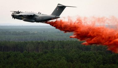 Γαλλία: Το A400M της Airbus ρίχτηκε στη μάχη των πυρκαγιών – Η πρώτη επιχειρησιακή ρίψη με 20 τόνους επιβραδυντικού