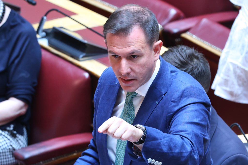 Βίντεο: Ο Παναγιώτης Δουδωνής του ΠΑΣΟΚ άφησε τα βουλευτικά έδρανα για λίγο και… έπιασε το τραγούδι