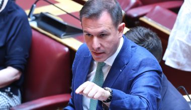 Βίντεο: Ο Παναγιώτης Δουδωνής του ΠΑΣΟΚ άφησε τα βουλευτικά έδρανα για λίγο και… έπιασε το τραγούδι