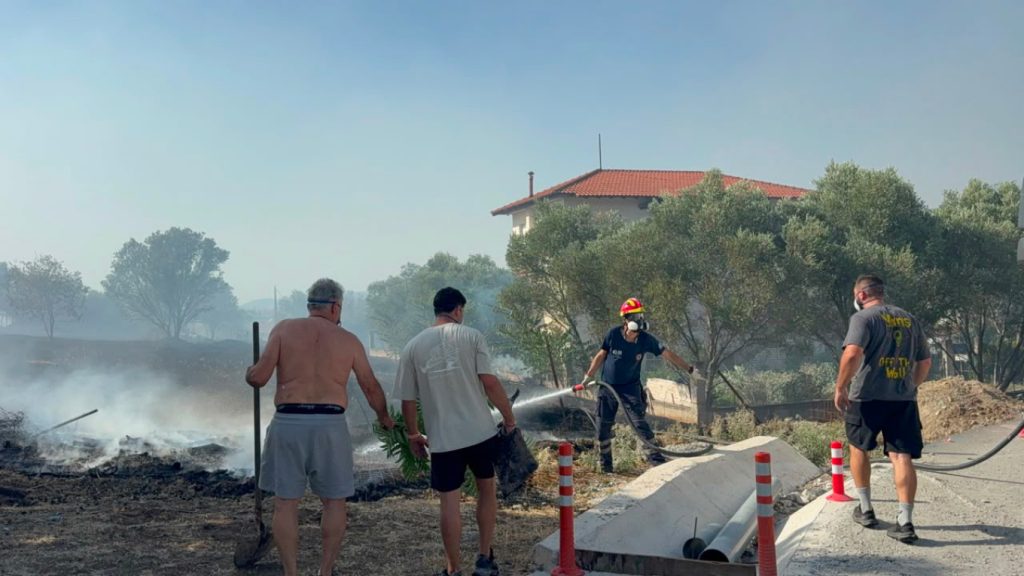 Δείτε βίντεο: Φωτιά έκαιγε σε απόσταση πνοής από σπίτια στην Πυλαία