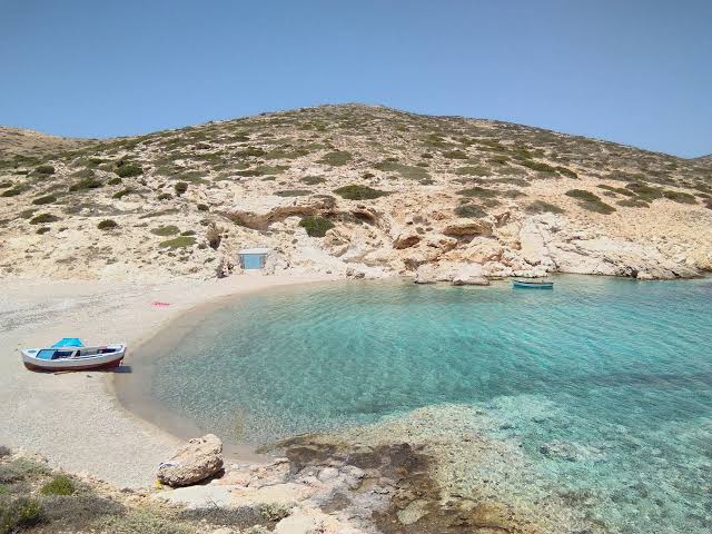 Τα ελληνικά νησιά όπου μπορείς ακόμη να νιώσεις ότι βρίσκεσαι σε άλλη εποχή – Χωρίς ουρές και ξαπλώστρες παντού