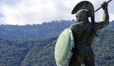Εικόνες εθνικής ντροπής κοντά στο άγαλμα του Λεωνίδα στις Θερμοπύλες: Αλλοδαποί και Ρομά ρημάζουν την περιοχή