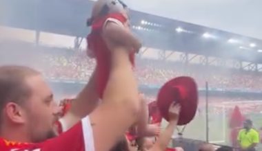 Η πιο τρυφερή στιγμή του You’ll Never Walk Alone: Πατέρας ύψωσε το μωρό του μέσα στην εξέδρα της Λίβερπουλ (βίντεο)
