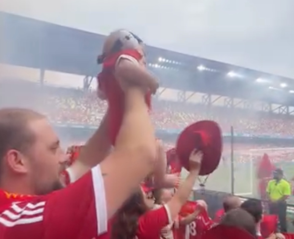 Η πιο τρυφερή στιγμή του You’ll Never Walk Alone: Πατέρας ύψωσε το μωρό του μέσα στην εξέδρα της Λίβερπουλ (βίντεο)