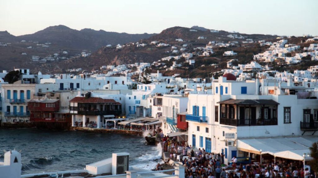 70% κάτω ο εμπορικός τζίρος στη Μύκονο! – Κλείνονται στις βίλες και στα ξενοδοχεία λόγω ακρίβειας