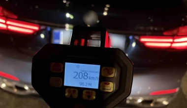 29χρονος «έσπασε» τα κοντέρ: Οδηγούσε με 280 χλ./α.ω. με επιτρεπτό όριο τα 130 χλμ – Λίγο αργότερα συνελήφθη