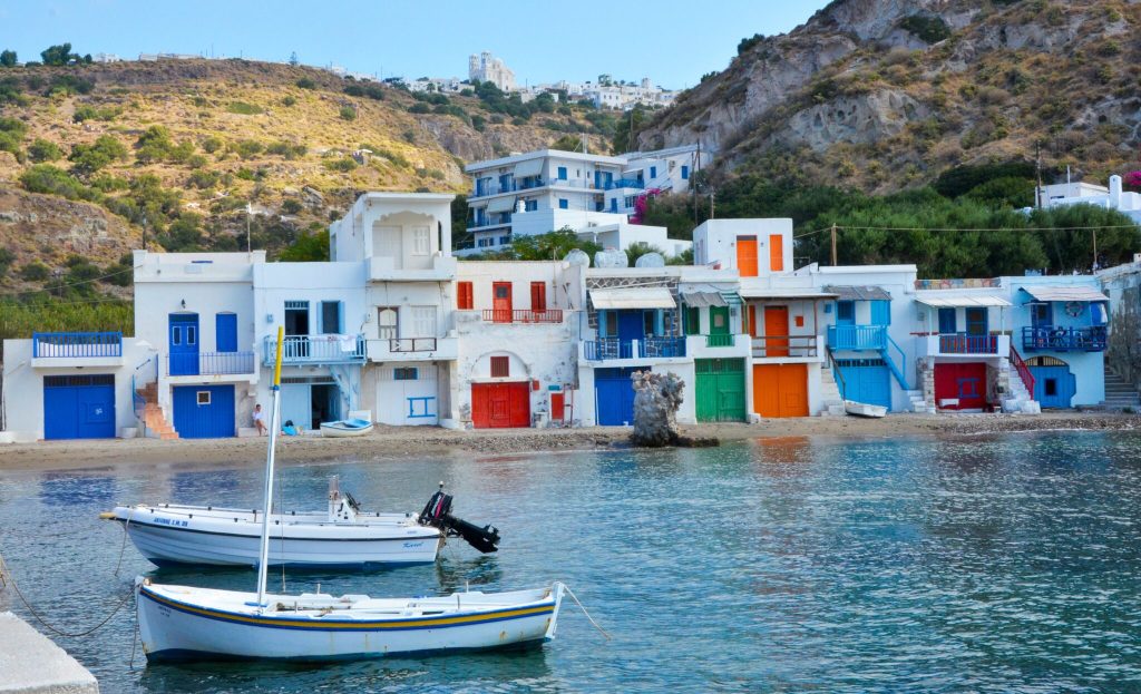 Κλήμα: Το παραμυθένιο χωριό της Μήλου με τα πολύχρωμα σπίτια
