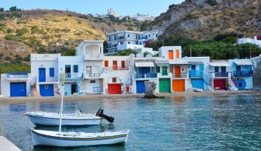 Κλήμα: Το παραμυθένιο χωριό της Μήλου με τα πολύχρωμα σπίτια