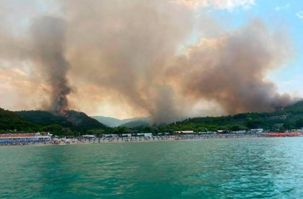 Δείτε βίντεο: Αστραπιαία απομάκρυνση εκατοντάδων λουόμενων και τουριστών στο Πεκίτσι της Ιταλίας λόγω πυρκαγιάς
