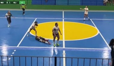 Σάλος σε αγώνα futsal στη Βραζιλία: Παίκτρια κλώτσησε αντίπαλό της στο κεφάλι (βίντεο)