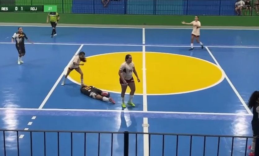 Σάλος σε αγώνα futsal στη Βραζιλία: Παίκτρια κλώτσησε αντίπαλό της στο κεφάλι (βίντεο)