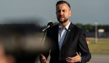 Πολωνός υπουργός Άμυνας: «Η Ουκρανία δεν μπορεί να ενταχθεί στην ΕΕ με τη σημαία του Μπαντέρα»