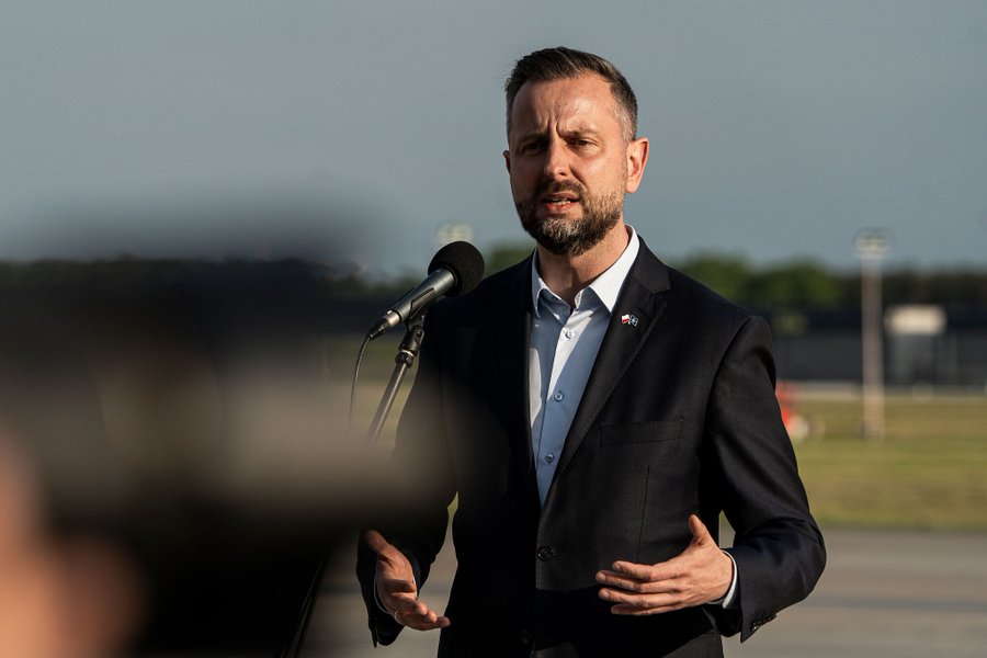Πολωνός υπουργός Άμυνας: «Η Ουκρανία δεν μπορεί να ενταχθεί στην ΕΕ με τη σημαία του Μπαντέρα»