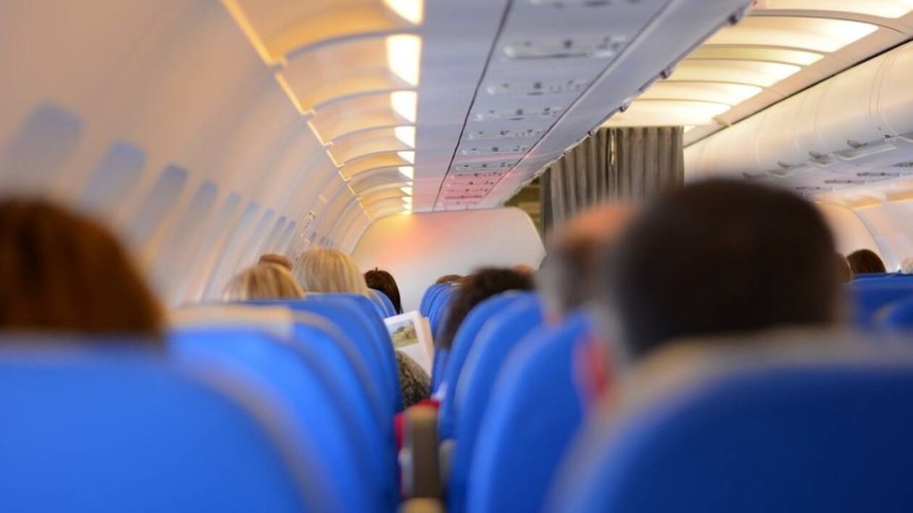 Αναστάτωση μέσα σε αεροπλάνο στο αεροδρόμιο του Ηρακλείου: Γαλλίδα νόμιζε πως ήταν μόνη της και προκάλεσε χάος