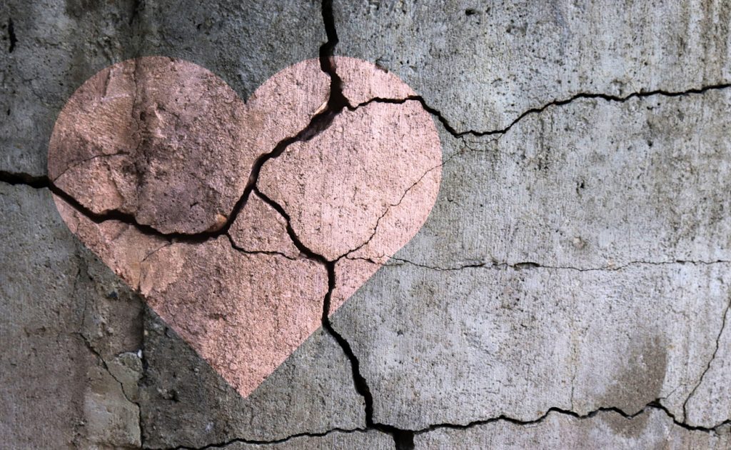 Η αθόρυβη συνήθεια που «σκοτώνει» την οικειότητα σε μια σχέση