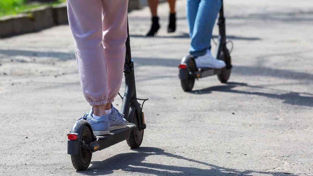 Εύβοια: Μετέφεραν ξαπλώστρα πάνω σε ηλεκτρικό πατίνι σε δρόμο ταχείας κυκλοφορίας (φώτο)