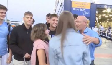 «Γιατί φιλιέστε, γνωρίζεστε;» – Η ατάκα που έκανε άνω-κάτω ζωντανή σύνδεση στο λιμάνι (βίντεο)