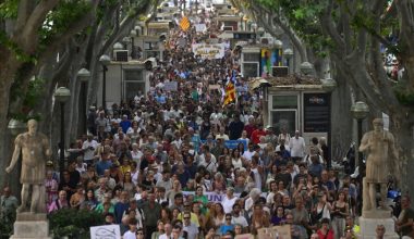 Λαοθάλασσα στους δρόμους της Μαγιόρκα: Εντάσεις των διαδηλωτών με την αστυνομία εξαιτίας του υπερτουρισμού (βίντεο)