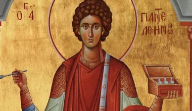 Άγιος Παντελεήμων: Ο βίος του μεγαλομάρτυρος που αποκεφαλίστηκε για την πίστη του – Χύθηκε γάλα αντί για αίμα