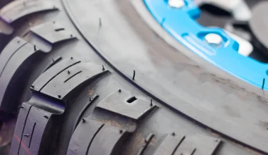 Αυτός είναι ο λόγος που τα ελαστικά έχουν μικρές «τρίχες» όταν είναι καινούργια: Σε τι χρησιμεύουν πραγματικά