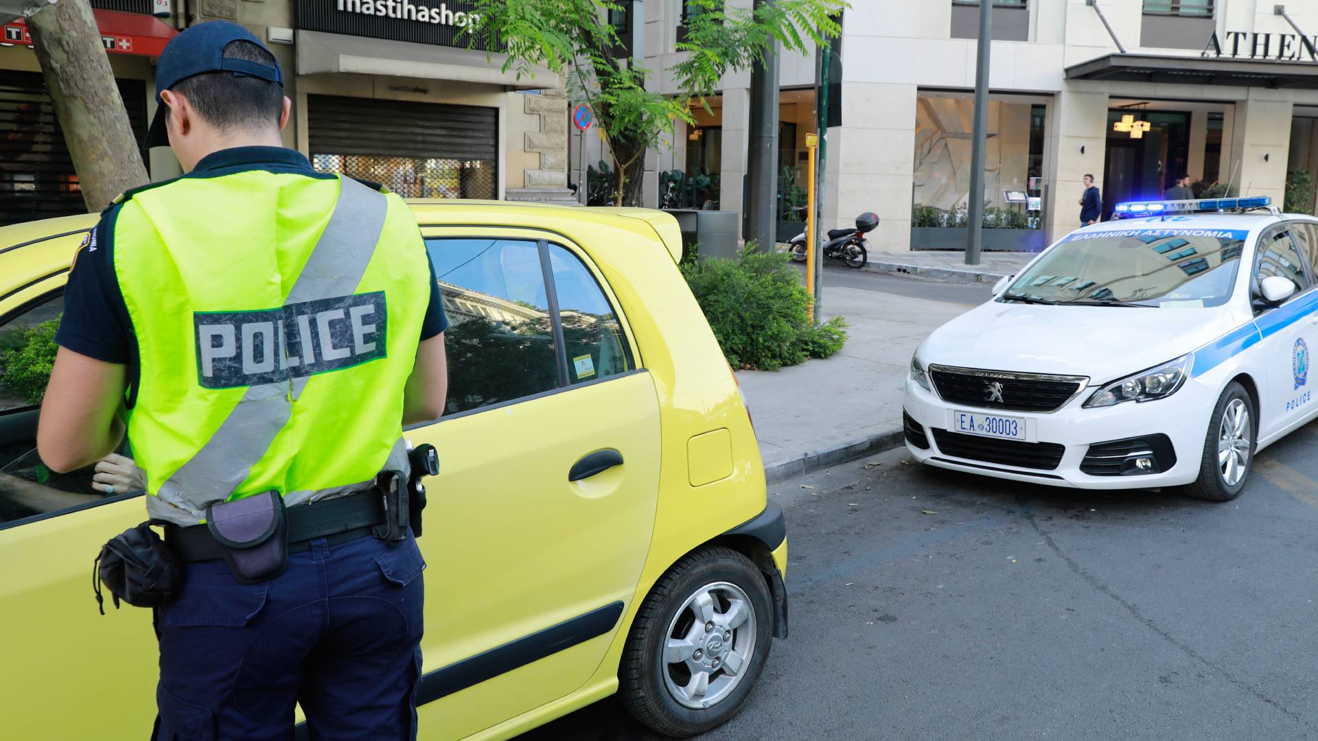 Αυτοκίνητο παρέσυρε και τραυμάτισε αστυνομικό της Τροχαίας στην Πάτρα