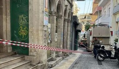 Ηράκλειο: Αποκολλήθηκαν κομμάτια από ιστορικό κτίριο και έπεσαν στο οδόστρωμα – Από τύχη δεν υπήρξαν τραυματισμοί