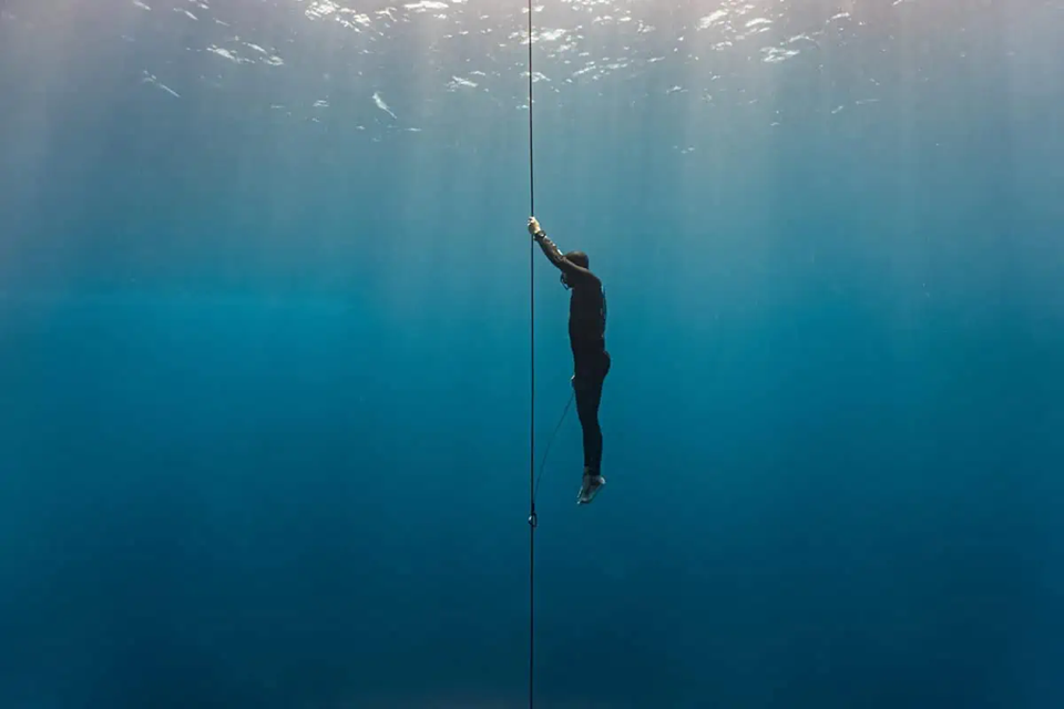 Freediving: Το άθλημα όπου ο άνθρωπος εξερευνά τον βυθό με μία μόνο ανάσα