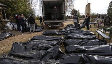 Βίντεο: Οι Ρώσοι στρατιώτες μεταφέρουν από μία σακούλα μεταφοράς πτωμάτων!