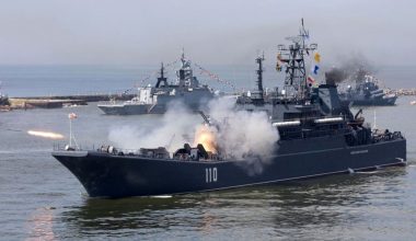 Η Ρωσία εξοπλίζει τα εμπορικά πλοία μεταφοράς σιτηρών με πολυβόλα και πυραύλους Kalibr – Ο λόγος