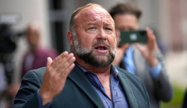 Άλεξ Τζόουνς: «Ο Τραμπ ετοιμάζει υποχρεωτική επιστράτευση 18-26 ετών για επέμβαση στο Ιράν!»