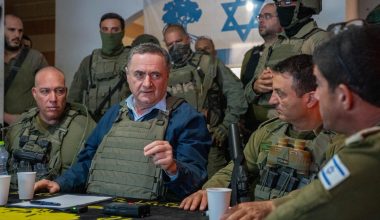 Ηχηρό μήνυμα από τον Κατς: Όρισε την επόμενη χώρα που «θα βρεθεί στη θέση του Ιράν εάν τεντώσει το σχοινί» (βίντεο)