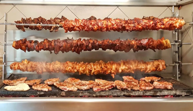 Taste Atlas: Το ελληνικό κοντοσούβλι στην κορυφή της παγκόσμιας λίστας με τα καλύτερα πιάτα χοιρινού